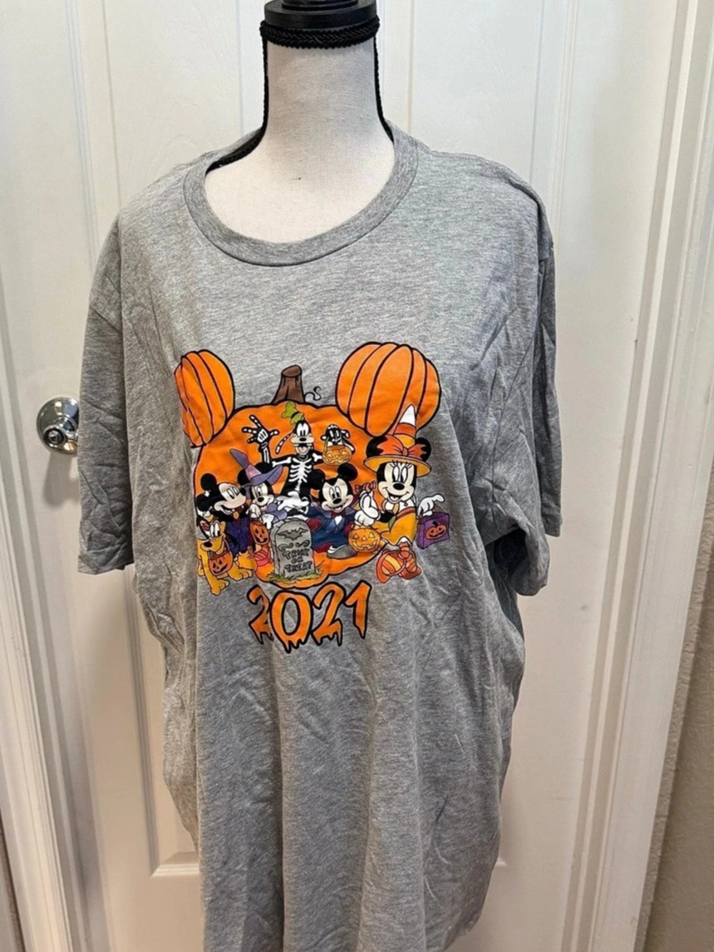 Mickey and Friends 2021 Halloween Pumpkin T-Shirt Graphic Tee Gray 2XL